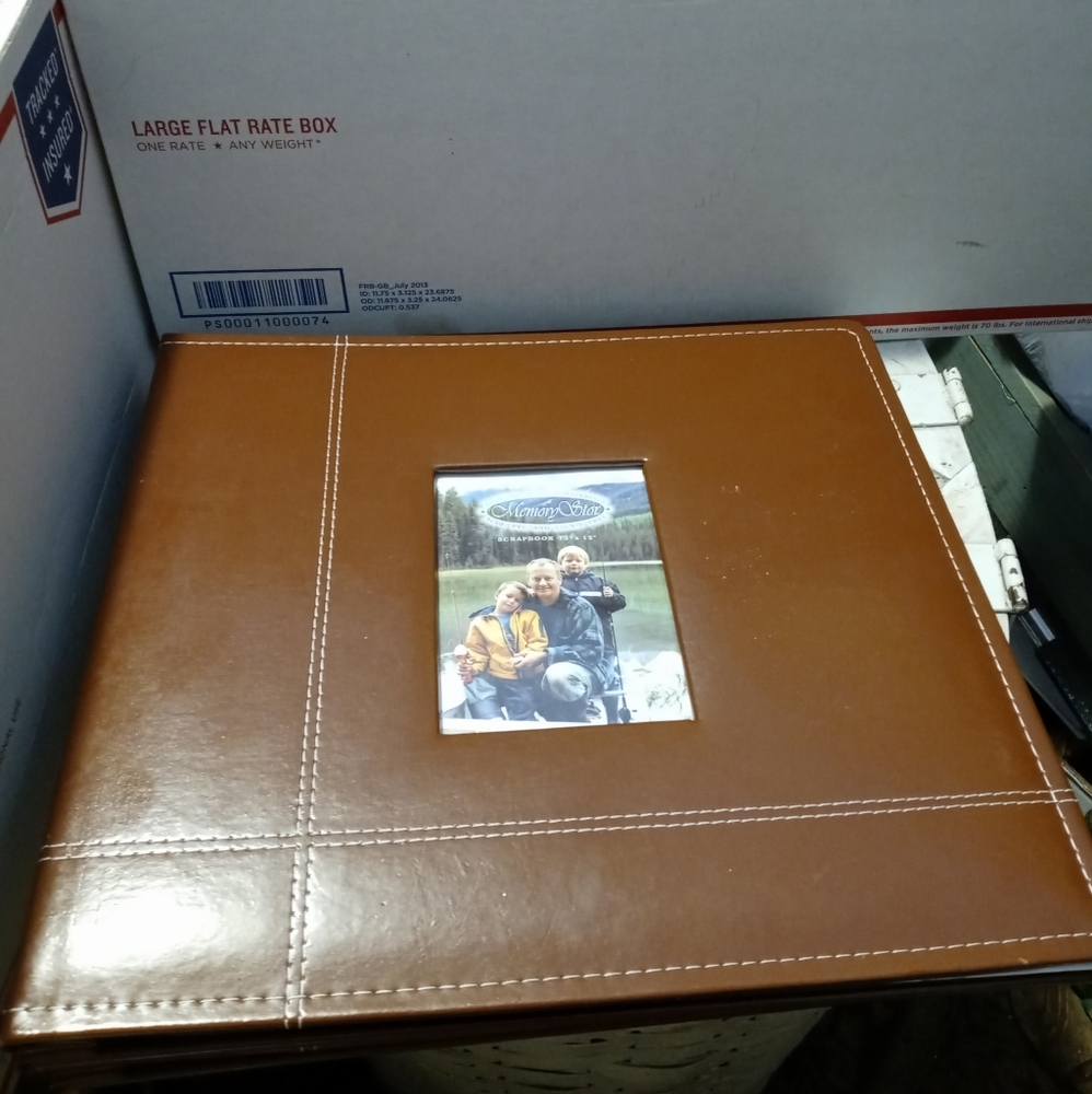 📚MEMORY STOR DELUXE SCRAP BOOK 📚A FABULOUS GIFT GIVING 🎁 ITEM.